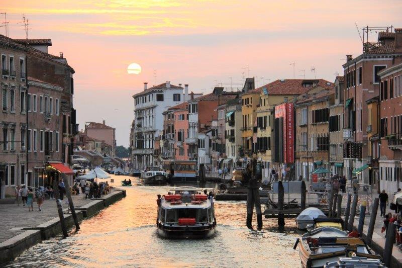 A Perfect Day in Venice Sunset by The Jewish Ghetto in Venice www.compassandfork.com
