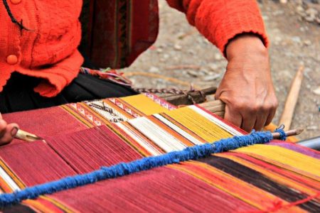 Peruvian weaving - Peru's most popular dish how to make lomo saltado www.compassandfork.com