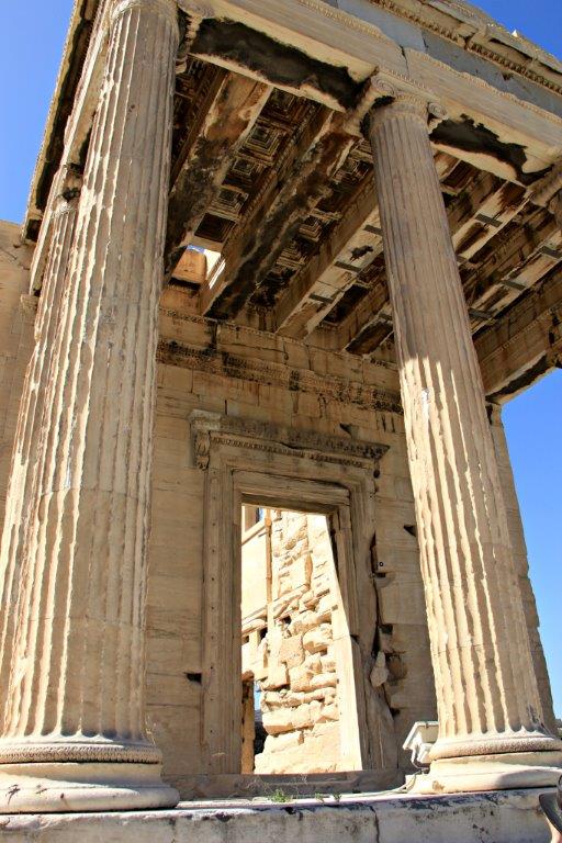 Planning to visit the Parthenon in Athens, Greece- here's everything you need to know for a great visit. www.compassandfork.com