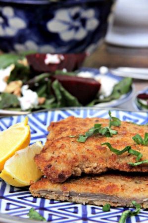  Uruguay's golden veal milanesa, similar to schnitzel or milanese, a perfect dinner the whole family. Easy and quick. www.compassandfork.com