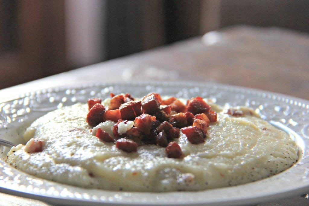This is the Best Ever Simple Cheesy Bacon Grits www.compassandfork.com