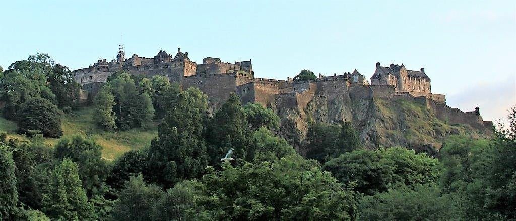 The Best Things to Do in Edinburgh for First Time Visitors Edinburgh Castle from Pinces St Gardens www.www.compassandfork.com