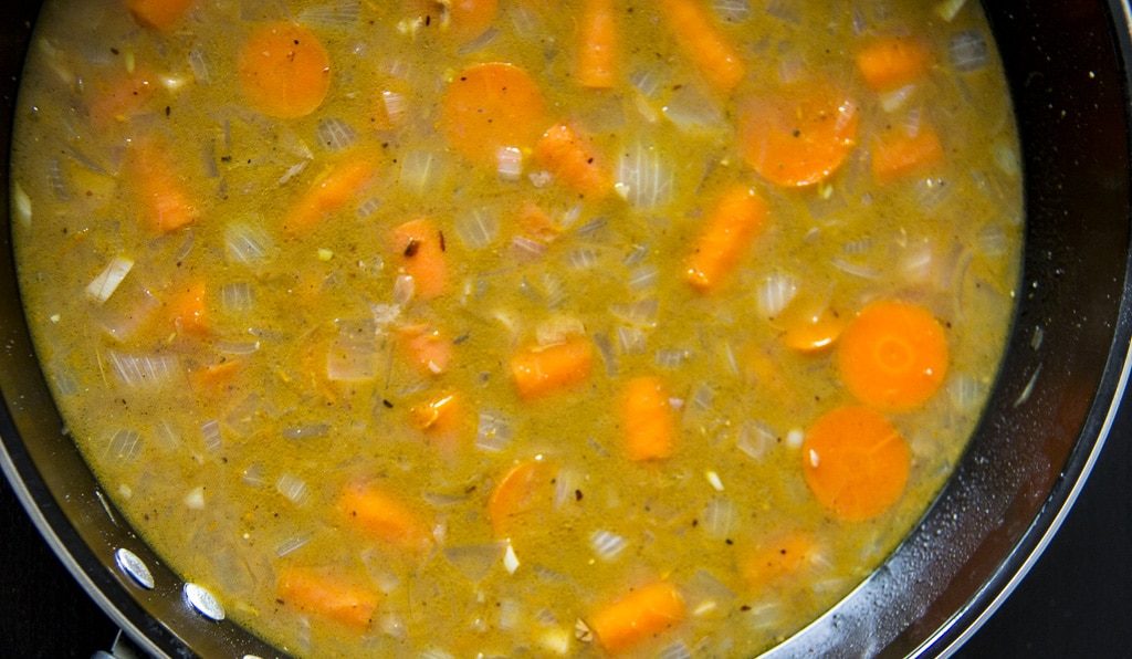 How to Make Easy Carrot Orange and Ginger Soup www.compassandfork.com